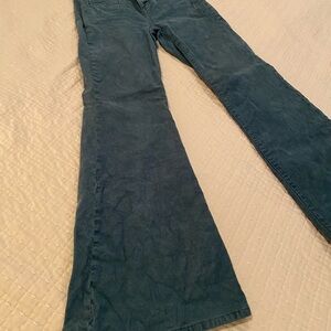 American Eagle Outfitters Super Hi-Rise Flare - dark green corduroy